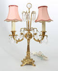 BORDSLAMPA, gulmetall och prismor, 1900-talets andra hälft.