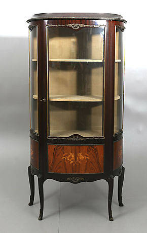 VITRINSKÅP, olika träslag, 1900-talets andra hälft.