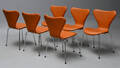 Arne Jacobsen. Et sæt på seks Syver stole med cognacfarvet calvados læder. 6 