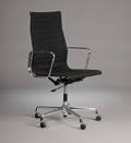 Charles Eames 1907 - 1978 Model EA119 armstol m. høj ryg betrukket m. org. sort hopsak uld