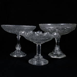 SKÅLAR, på fot, 3 st. Pressglas, 1900-talets första hälft.