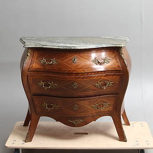 BYRÅ med stenskiva, rokokostil, 1900-tal.