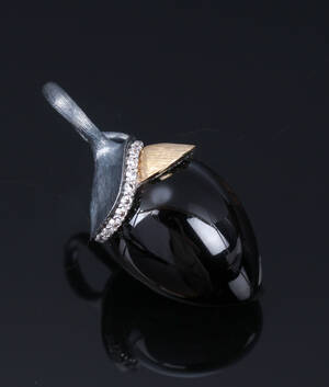 Ole Lynggaard. Lotus stort vedhæng af sterlingsølv og rødguld med brillanter og røgkvarts