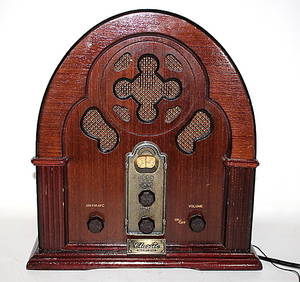 RADIO med KASSETTBANDSPELARE.