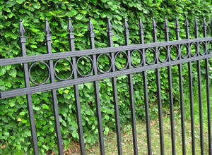 Hegn med spir og stolper - Aluminium - Højde 160 cm. Bredde ca. 10 mtr
