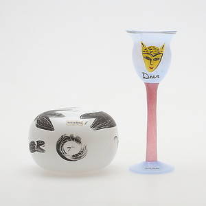 SKULPTUR samt VITVINSGLAS, konstglas, Ulrica Hydman-Vallien, Kosta Boda, 1900-talets andra hälft.