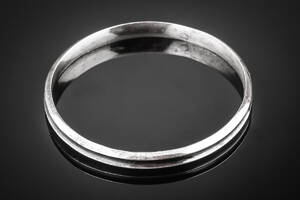 Hans Hansen. Armring af delvis oxyderet sterlingsølv 925, dess. nr. 210. Denne vare er sat til omsalg under nyt varenummer 4348824