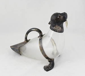 KARAFF, glas, metall, i form av en valross.