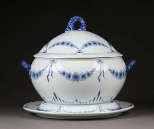 Bing Grøndahl. Stor Empire lågterrin af porcelæn, 1. sort.