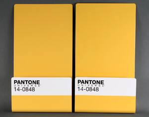 John Green for Seletti. Par magasin-  avisholdere af lakeret metal, Pantone farven 14-0848, Giallo  gul 2