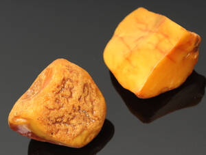 To uforarbejdede ravklumper 2 Denne vare er sat til omsalg under nyt varenummer 4746239