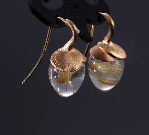 Ole Lynggaard. Lotus ørehængere af 18 kt. guld med rutilkvarts 2