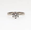 ENSTENSRING, 18 kt vitguld med en diamant 0.55 ct.