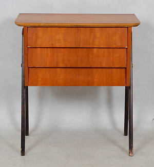 BYRÅ, teakfanér med 3 lådor. 1900-talets andra hälft.