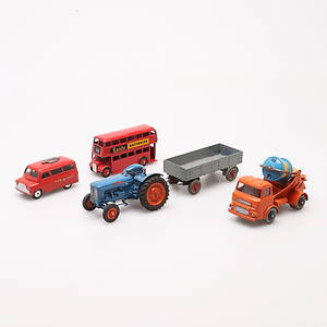 LEKSAKSBILAR, 4 st, Dinky Toys, Corgi.