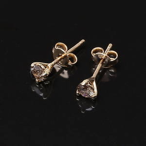 ÖRHÄNGEN i 14K gulguld, 2 diamanter, 0,40 carat.