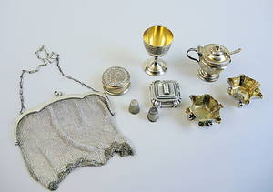 SIEBEN KLEINE, DIVERSE SILBERTEILE.