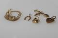 BERLOCKER, 4 st, samt KEDJA, 18k, guld , 5 gram.