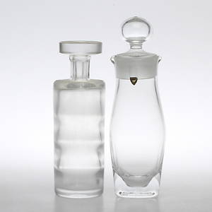 KARAFFER, 2 st, glas, varav en Orrefors, 1900-tal.