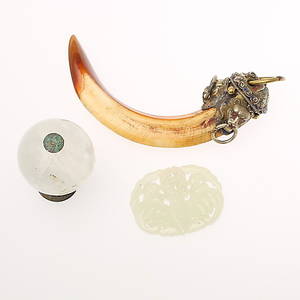 AMULETT i  Jade, Tand i ben och hattdekoration i kristall.