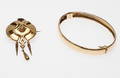STEL ARMRING SAMT EN BROSCH, 18k guld, vikt ca 18 gr.