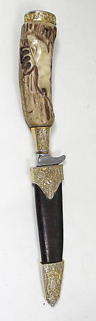 KNIV, skaft i graverat horn, fodral i skinn och metall.