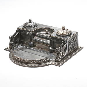 SKRIVBORDSUPPSATS, vitmetall, empirstil, omkring 1900.