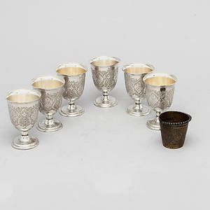 BÄGARE, 6 st samt MINIATYRHINK, silver, 1900-tal. Ca 608 gram.