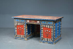 Skrivebord af bemalet træ, 1900-tallet