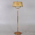GOLVLAMPA, gulmetall och teak, 1900-talets mitt.