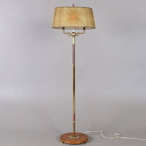 GOLVLAMPA, gulmetall och teak, 1900-talets mitt.