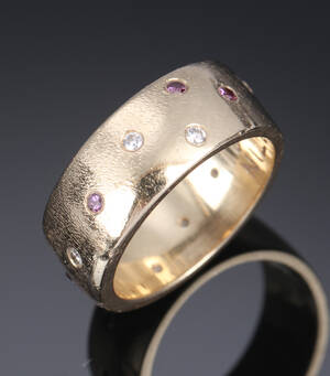 L´amour Juveler. Brillantring af 14 kt. guld prydet med ametyster