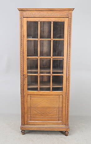VITRINSKÅP, ek, 181900-tal.