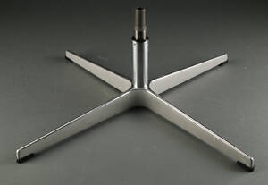 Arne Jacobsen. Stelfod til Ægget lænestol, model 3316