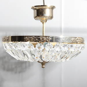 TAKLAMPA, behängd med prismor, 2000-tal.