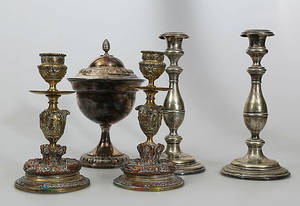 LJUSSTAKAR OCH SOCKERSKÅL MED LOCK, olika metaller, 5 delar, 1800 och 1900-tal.