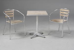 Cafésæt af aluminium og teak. Kvadratisk bord samt to armstole 3