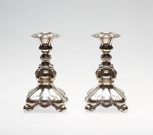 LJUSSTAKAR, ett par, nysilver. rokokostil, GAB, 1900-tal.
