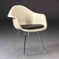 Charles Eames. Armstol, model DAX