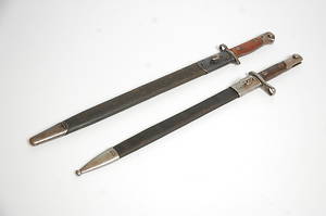 BAJONETTER, 2 st, M 1892, M 1907 i skinnbalja.