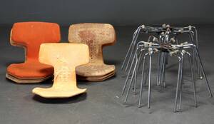 Arne Jacobsen. Sæt på otte stole, T-stolen, model 3103 8 