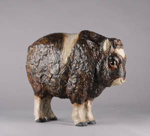 Jeanne Grut Jeanne Grut 1927-2008. For Aluminia. Lertøjsfigur i form af Moskuskalv