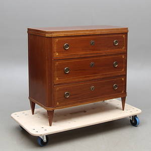 BYRÅ, gustaviansk stil, intarsiadekor, omkring 1900.