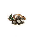 BROSCH, 14K rödguld samt silver med smaragder samt diamanter, totalt ca 1,44 ct, 18001900-tal. Vikt 11,5 g.