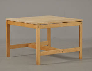 Søren Holst f. 1947. Sofabord i massiv eg, model 5393