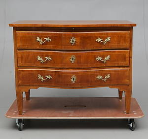 BYRÅ, delvis valnöt, gustaviansk stil, 1800-tal.