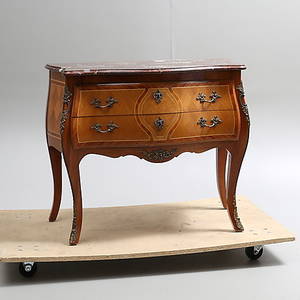 BYRÅ med stenskiva, rokokostil, 1900-talets andra hälft.