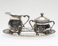 SOCKERSKÅL samt GRÄDDKANNA på BRICKA, silver, totalt vikt ca 259 gram.
