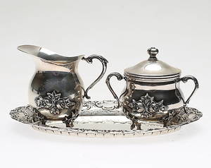 SOCKERSKÅL samt GRÄDDKANNA på BRICKA, silver, totalt vikt ca 259 gram.