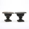 TRÄDGÅRDSURNOR, ett par, gjutjärn, 1900-tal.